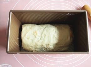 将三种面团叠放在一起，卷起放入吐司盒中。二次发酵至8分满