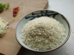 同时准备好面包糠。