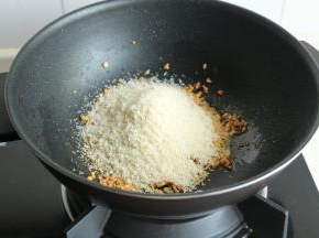 倒入面包糠，要快速搅拌，面包糠会迅速吸干所有的油，变得焦脆。