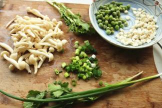 处理一下洗净，葱和香菜切碎。