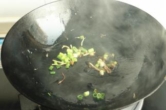 炒锅放油，爆香葱末。