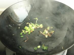炒锅放油，爆香葱末。