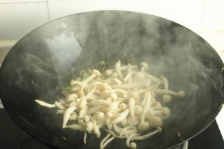 下入海鲜菇翻炒。