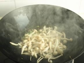 下入海鲜菇翻炒。