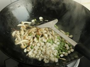 下入豌豆和玉米翻炒。