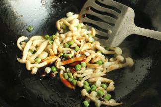 加蚝油调味，酌情加盐，早上不喜欢太重口的，所以就没加酱油。