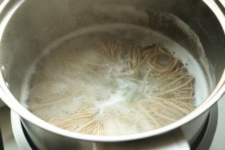 炒菜的时候同时煮面。