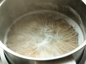 炒菜的时候同时煮面。
