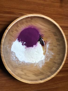 准备其他食材放入面盆中