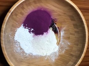 准备其他食材放入面盆中
