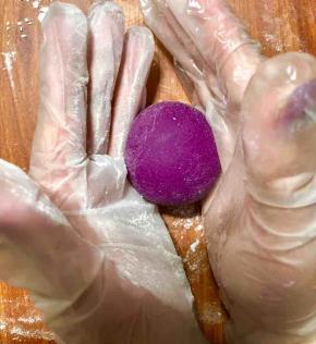 掌内侧向下压，边压边转