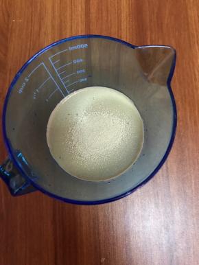 酵母倒入温水中，水温不超过40度，静置10分钟