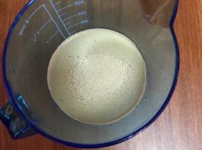 酵母倒入温水中，水温不超过40度，静置10分钟