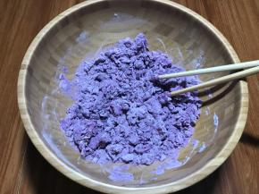 先成絮状，然后用手团成团