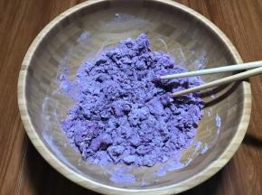 先成絮状，然后用手团成团