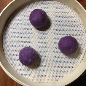 放入笼屉中，二次发酵，准备一盆热水在笼屉底下熏着，大约20分钟，开火蒸，水开后中火15分种，然后关火不要立即揭开锅盖，不然表面迅速降温导致皱巴，过几分钟，再开锅盖。