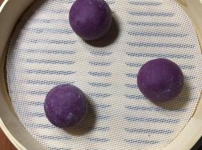 放入笼屉中，二次发酵，准备一盆热水在笼屉底下熏着，大约20分钟，开火蒸，水开后中火15分种，然后关火不要立即揭开锅盖，不然表面迅速降温导致皱巴，过几分钟，再开锅盖。