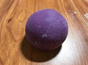 取出排气，分成6个，醒面15分钟，然后揉圆