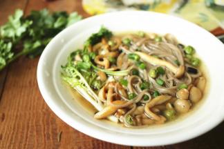 加入炒好的菜，以及一些煮面的汤，豌豆面就做好了。