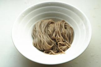 煮好的面，捞在碗里。