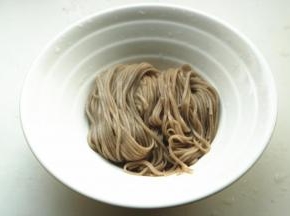 煮好的面，捞在碗里。