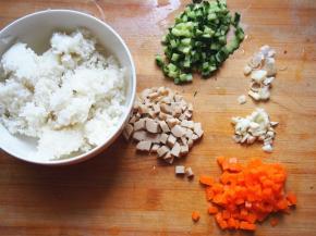 所有材料准备好，米饭压碎，鸡肉肠、胡萝卜、黄瓜切丁，蒜瓣切小粒，葱段切成葱花备用