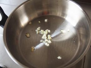 锅内放油，热后放入蒜瓣炒香