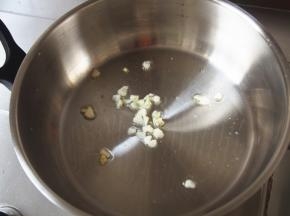 锅内放油，热后放入蒜瓣炒香