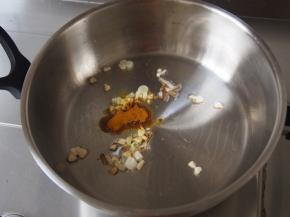 加入咖喱粉炒出香味