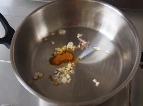 加入咖喱粉炒出香味