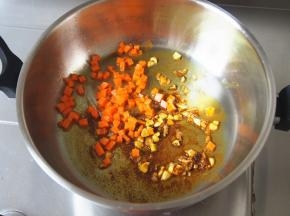 加入胡萝卜丁稍微翻炒
