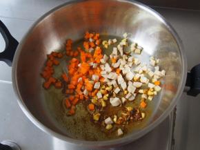 加入鸡肉肠丁稍微翻炒