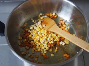 加入甜玉米粒翻炒均匀