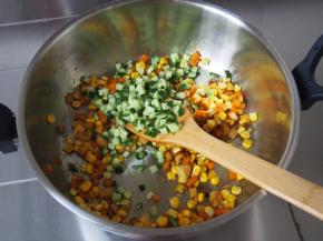 加入黄瓜丁翻炒均匀