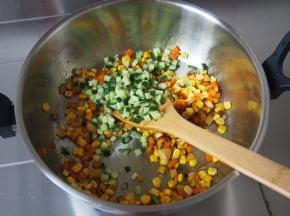 加入黄瓜丁翻炒均匀