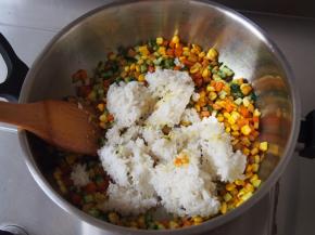 加入米饭压碎翻炒均匀，可稍微加一点清水