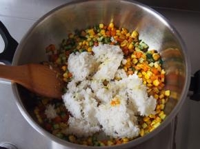 加入米饭压碎翻炒均匀，可稍微加一点清水