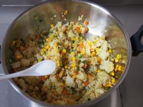 加入一丁点儿白糖调味，搅拌均匀出锅即可