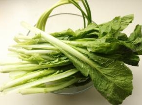 嫩嫩的小白菜洗净，蒜薹去掉尾部。
