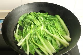 炒锅加水，加一点点盐和色拉油，烧开后下入小白菜绰烫2分钟，至叶子绵软。