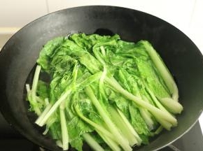 炒锅加水，加一点点盐和色拉油，烧开后下入小白菜绰烫2分钟，至叶子绵软。