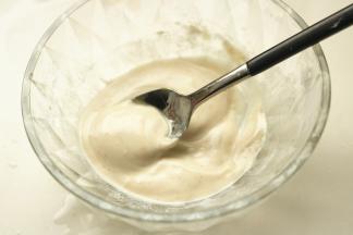 芝麻酱加冷开水，一点点泄开成为比较爽滑的状态。