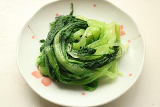 然后挤干水分放入盘子。