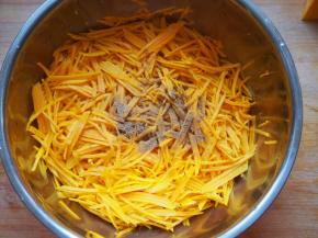 加入适量五香粉