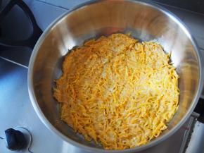 锅内加油，热后放入面糊，摊成饼状，成型后翻面，两面煎成金黄色熟透即可