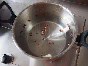 锅中加水，加入花椒、2勺盐和葱段，烧开