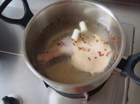 加入鸡腿，煮20分钟左右熟透即可，鸡汤留一点儿备用，一会儿调汁的时候可以加入
