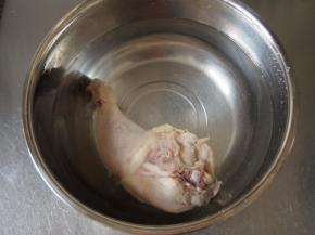 煮好的鸡腿立马放入凉水中