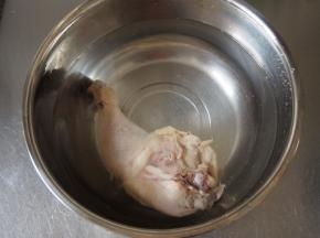 煮好的鸡腿立马放入凉水中