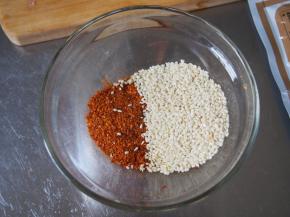 开始准备辣椒油啦，辣椒粉和白芝麻，根据自家的喜好，我放的比较多，亲们可以减少一些白芝麻
